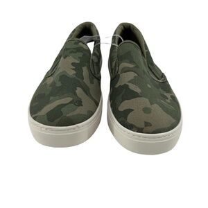 NWT Old Navy Green Camouflage Memory Foam Slip On Sneakers Size 6 Girl’s